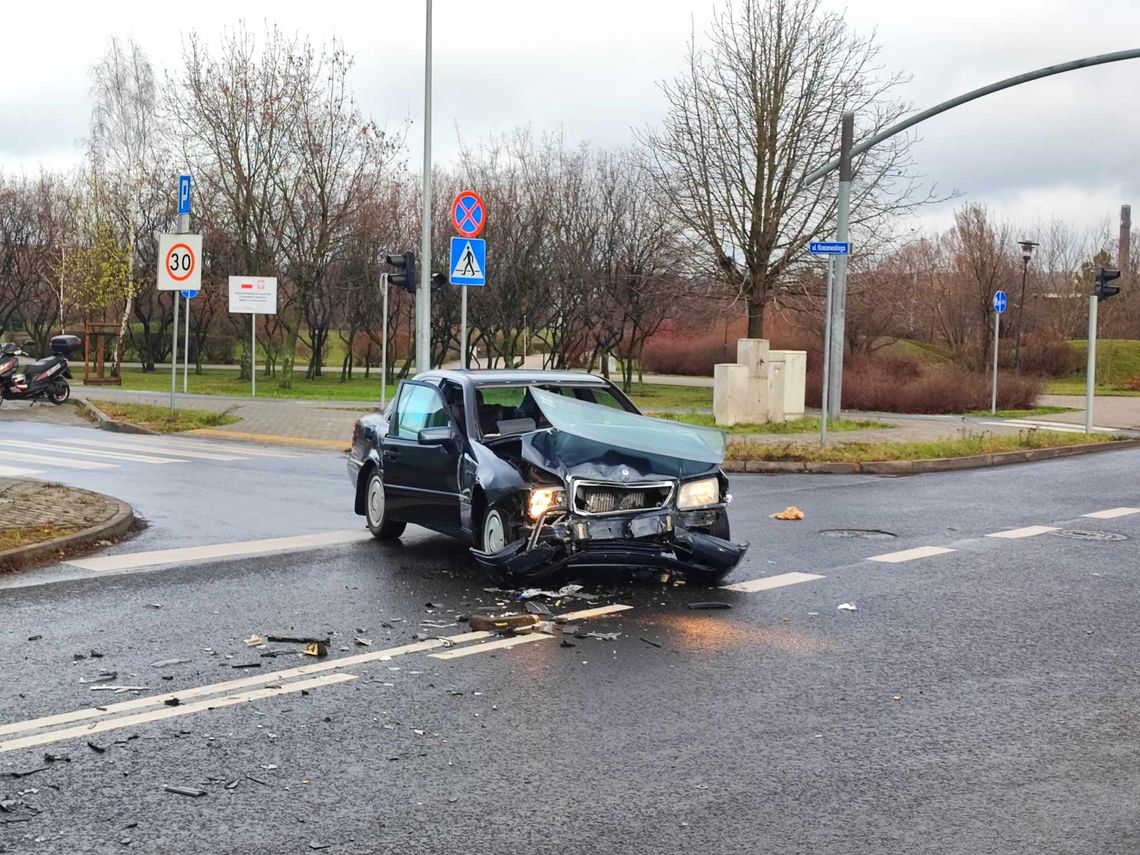 Zderzenie Opla i Mercedesa na skrzyżowaniu ul. Okrężnej i Kraszewskiego