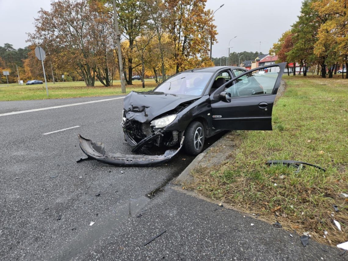 Zderzenie Peugeota i Skody. Pasażerka przewieziona do szpitala Zderzenie Peugeota i Skody. Pasażerka przewieziona do szpitala