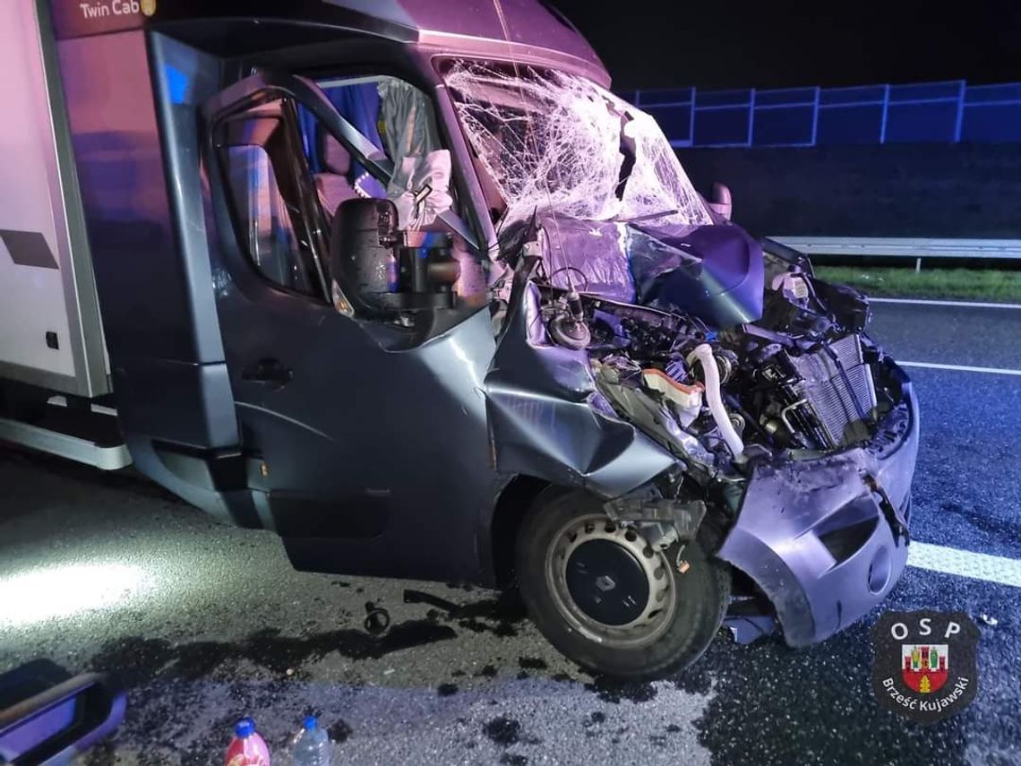 Zderzenie pojazdów na autostradzie. Dostawczak uderzył w tył naczepy 