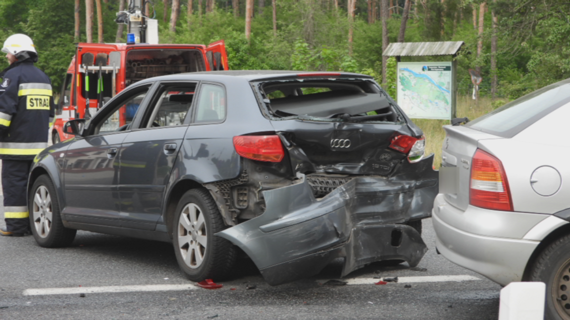 Zderzenie pojazdów na drodze Włocławek-Kowal. Ruch odbywa się wahadłowo