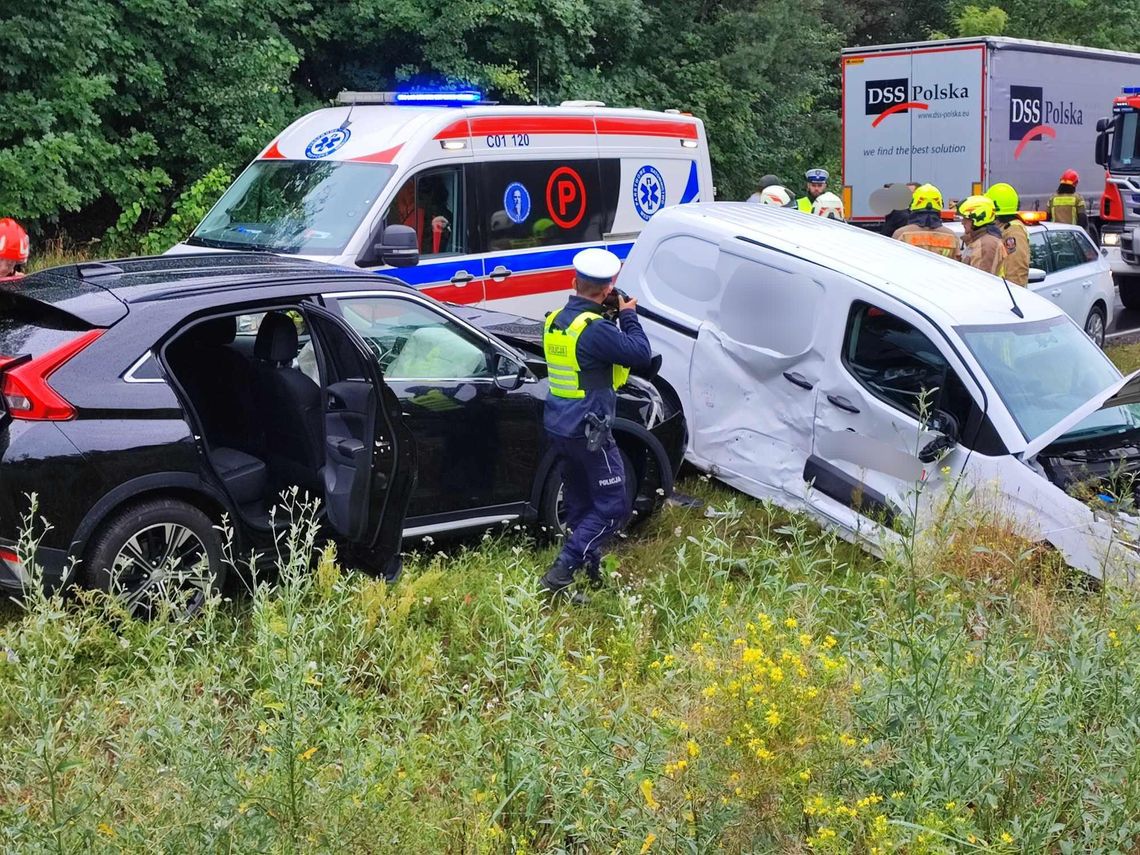 Zderzenie pojazdów na trasie Włocławek- Brześć. Toyota w rowie, ambulans na miejscu