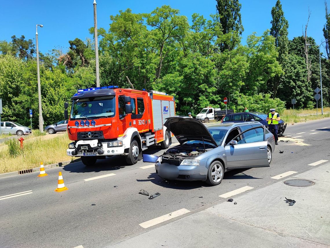 Zderzenie pojazdów na ul. Grodzkiej. Droga zablokowana Zderzenie pojazdów na ul. Grodzkiej. Droga zablokowana