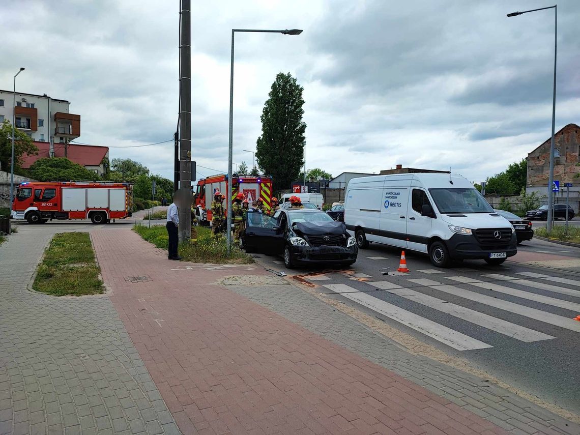Zderzenie pojazdów osobowych na Kapitulnej. Jedna osoba poszkodowana