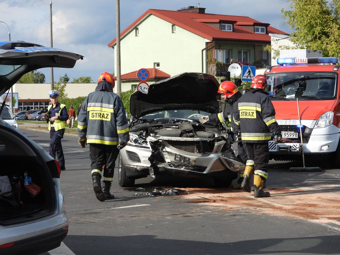 Zderzenie pojazdów osobowych na skrzyżowaniu ulic Wiejskiej i Zbiegniewskiej