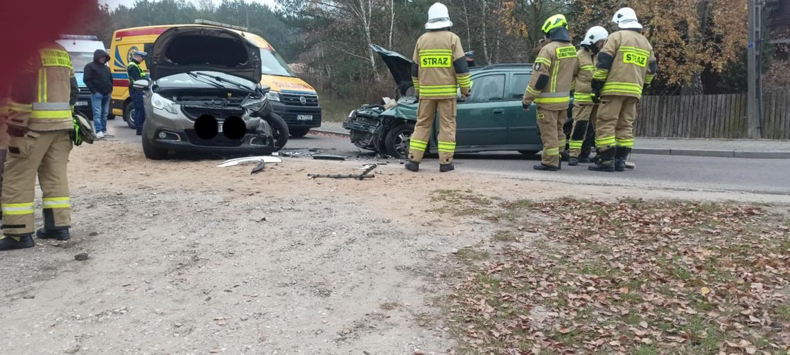 Zderzenie pojazdów w Skrzynkach. Sprawca uciekł z miejsca zdarzenia