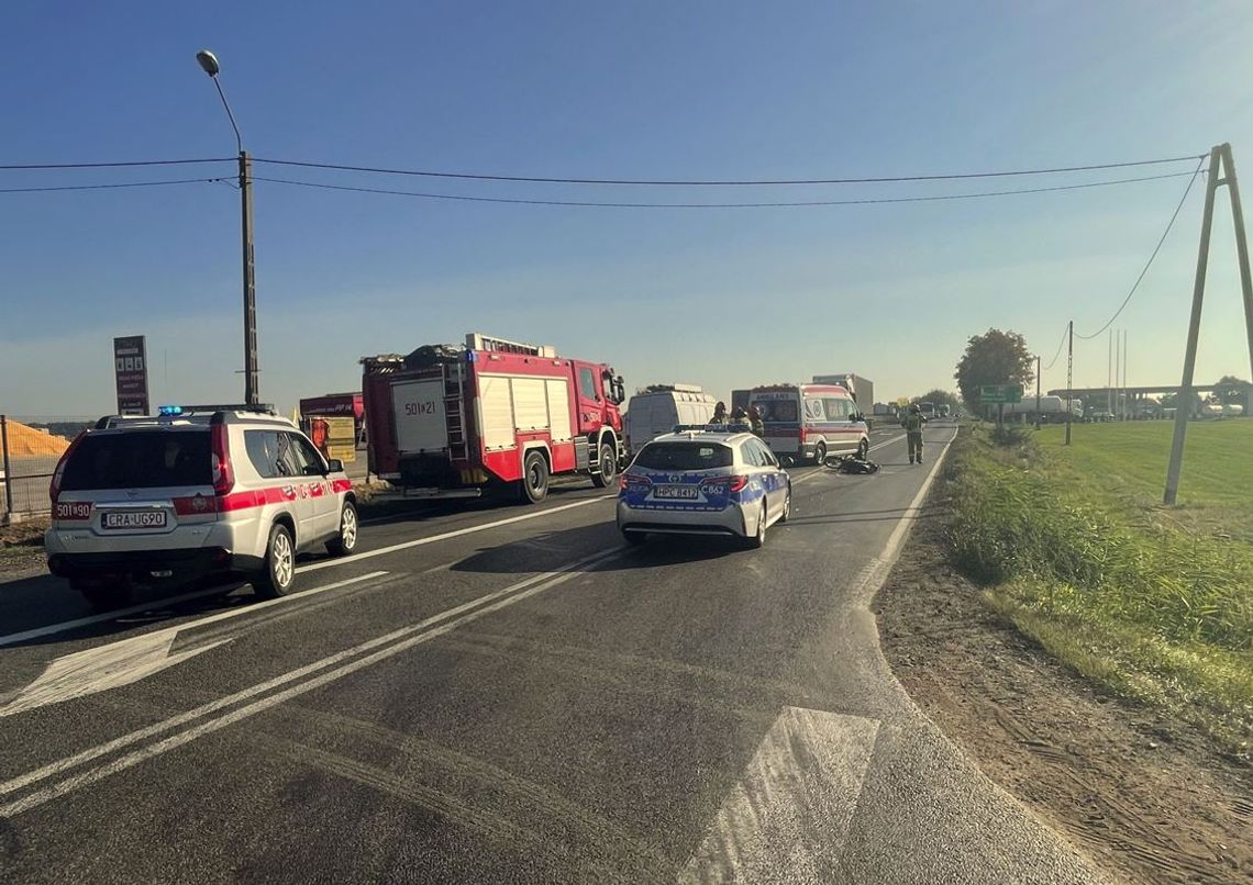 Zderzenie pojazdu dostawczego, osobowego i motoroweru w Osięcinach