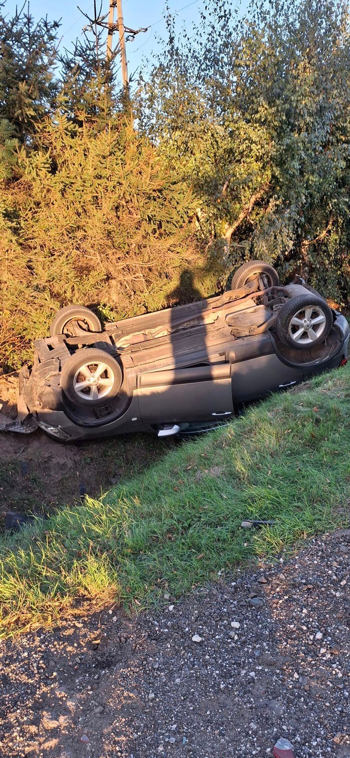 Zderzenie Renault i Nissana. Pojazd osobowy dachował w rowie