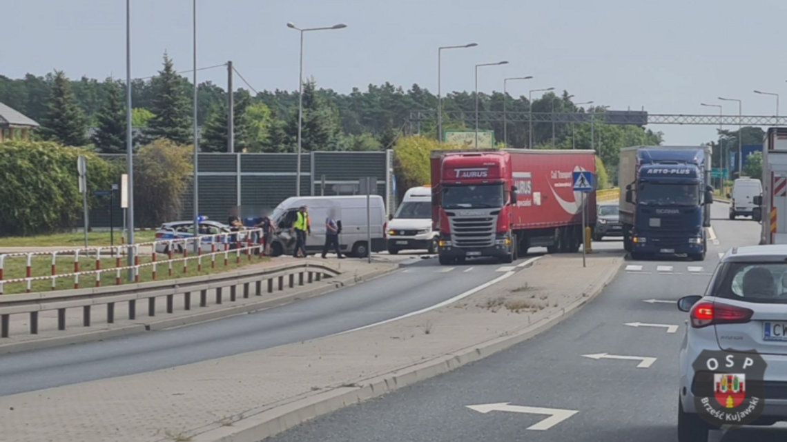 Zderzenie samochodu dostawczego i ciężarowego na dk 62 w miejscowości Pikutkowo