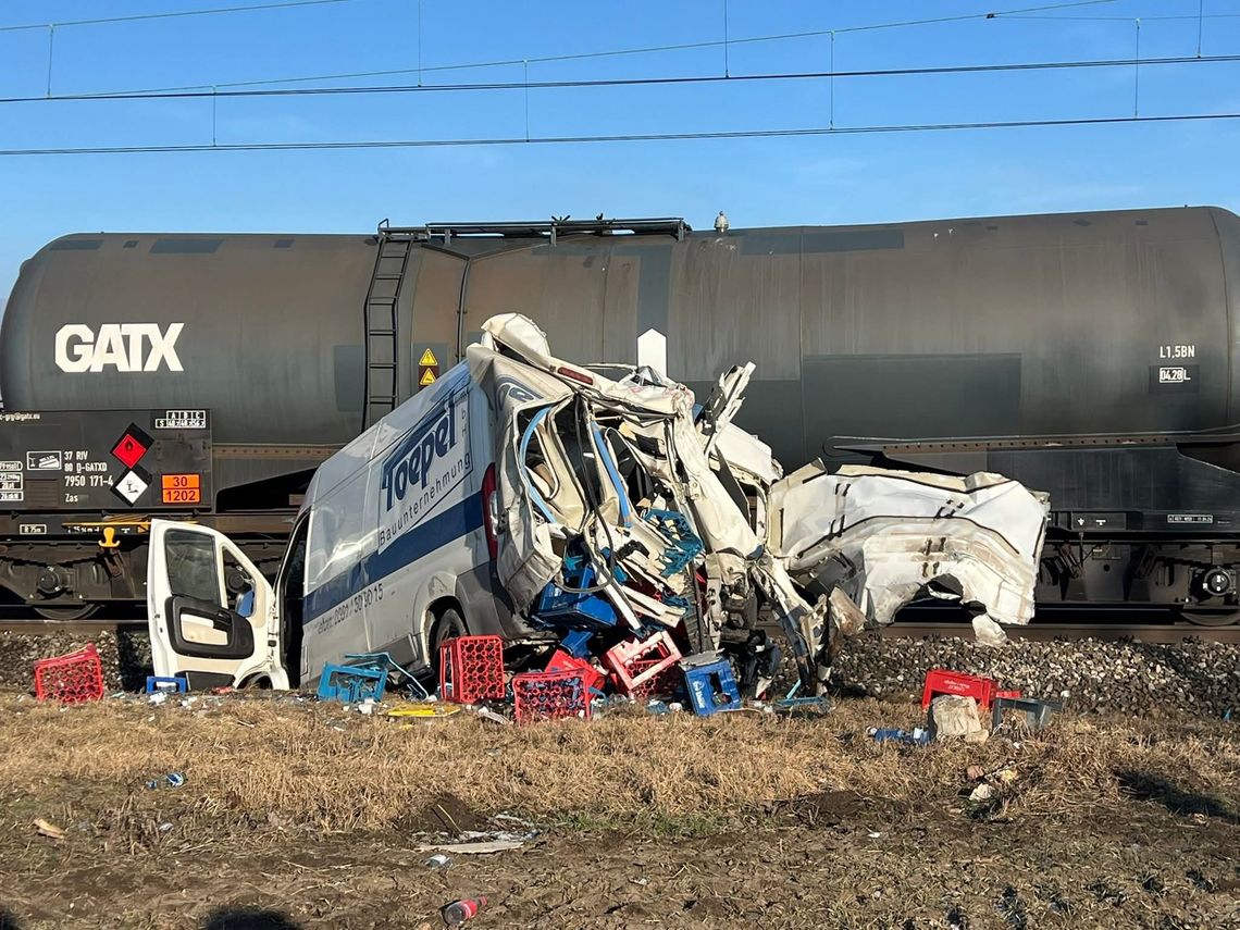Zderzenie samochodu dostawczego z pociągiem towarowym w Anusinie