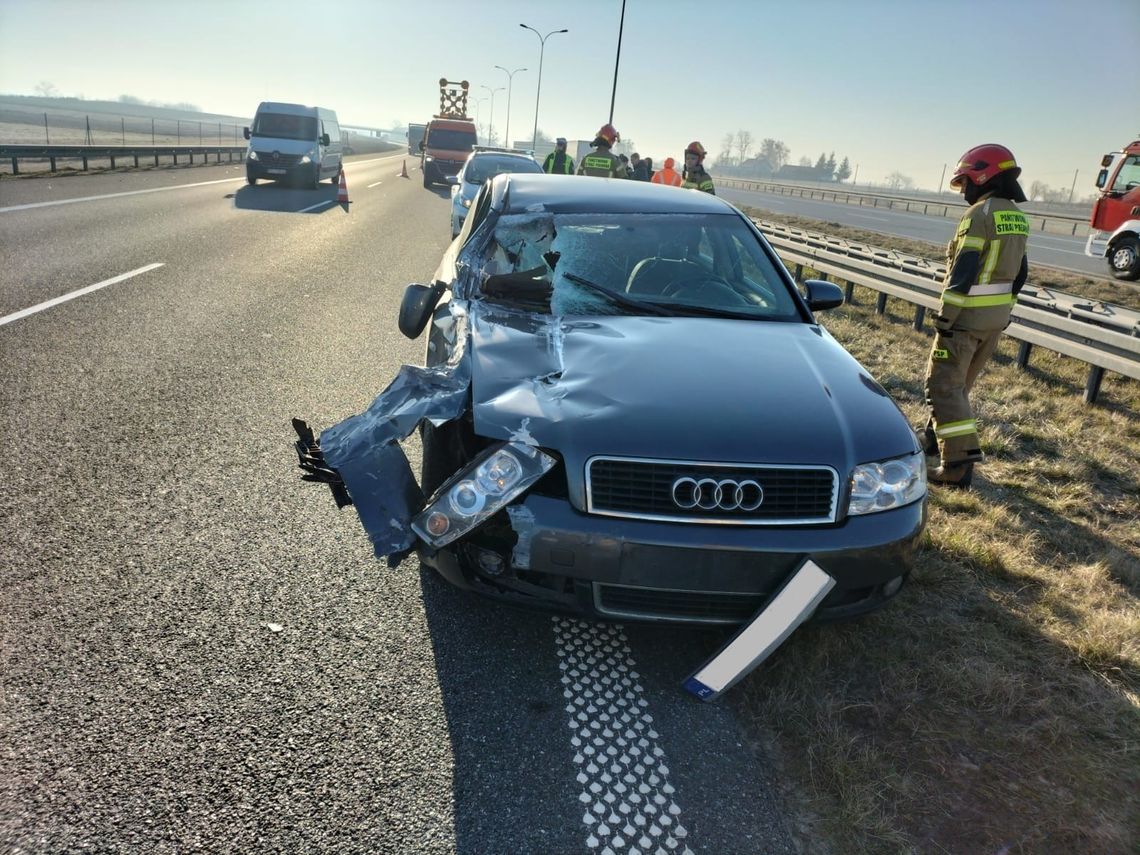 Zderzenie samochodu osobowego i ciężarówki na autostradzie A1. Na miejscu trzy jednostki straży pożarnej