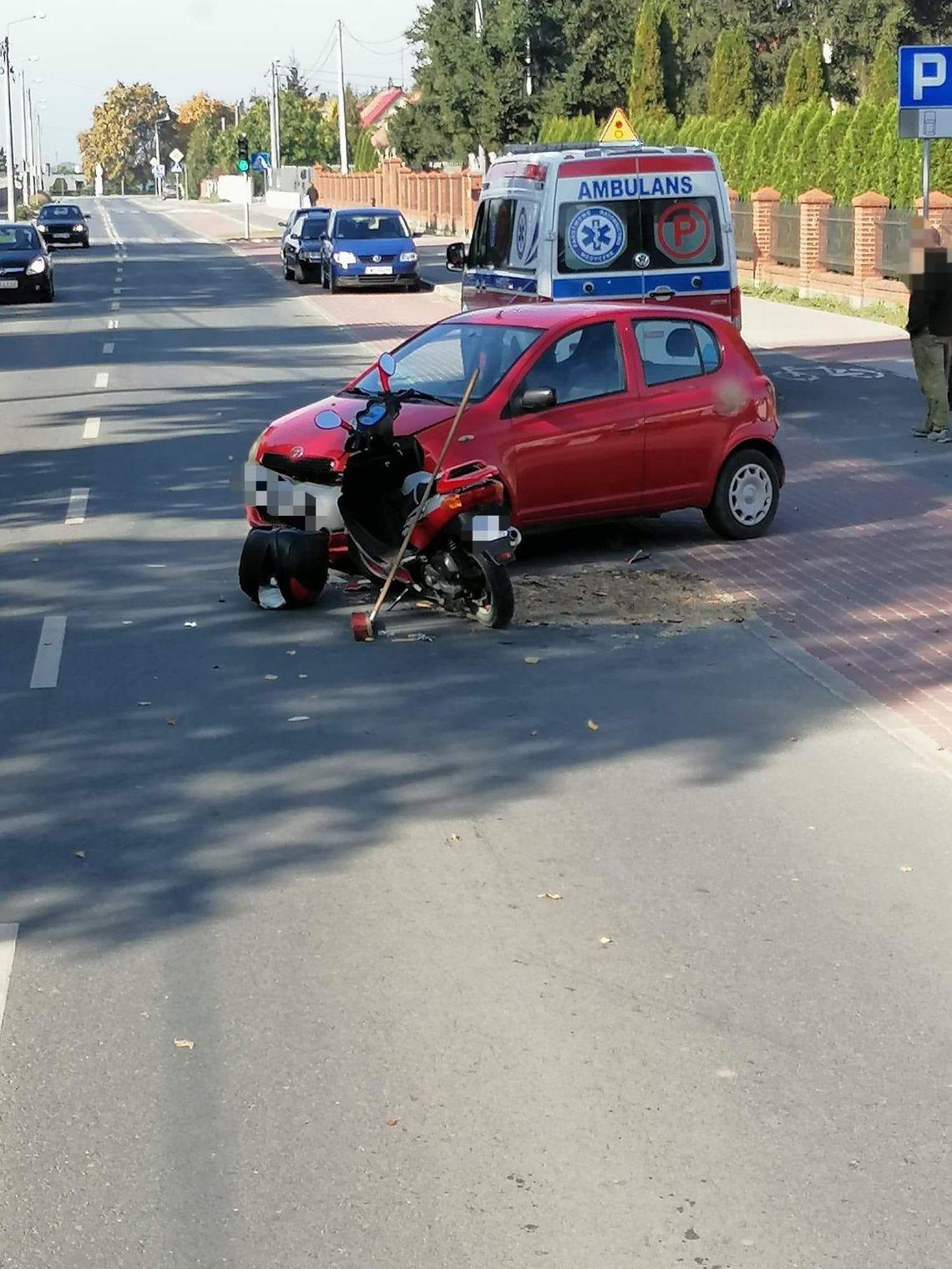 Zderzenie samochodu osobowego ze skuterem