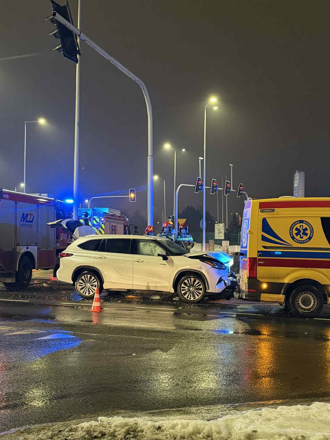 Zderzenie toyoty i volkswagena na skrzyżowaniu. Będzie postępowanie