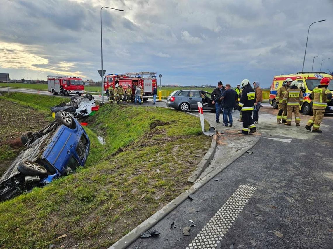 Zderzenie trzech aut na obwodnicy Lubrańca. Trzy osoby przewieziono do szpitala