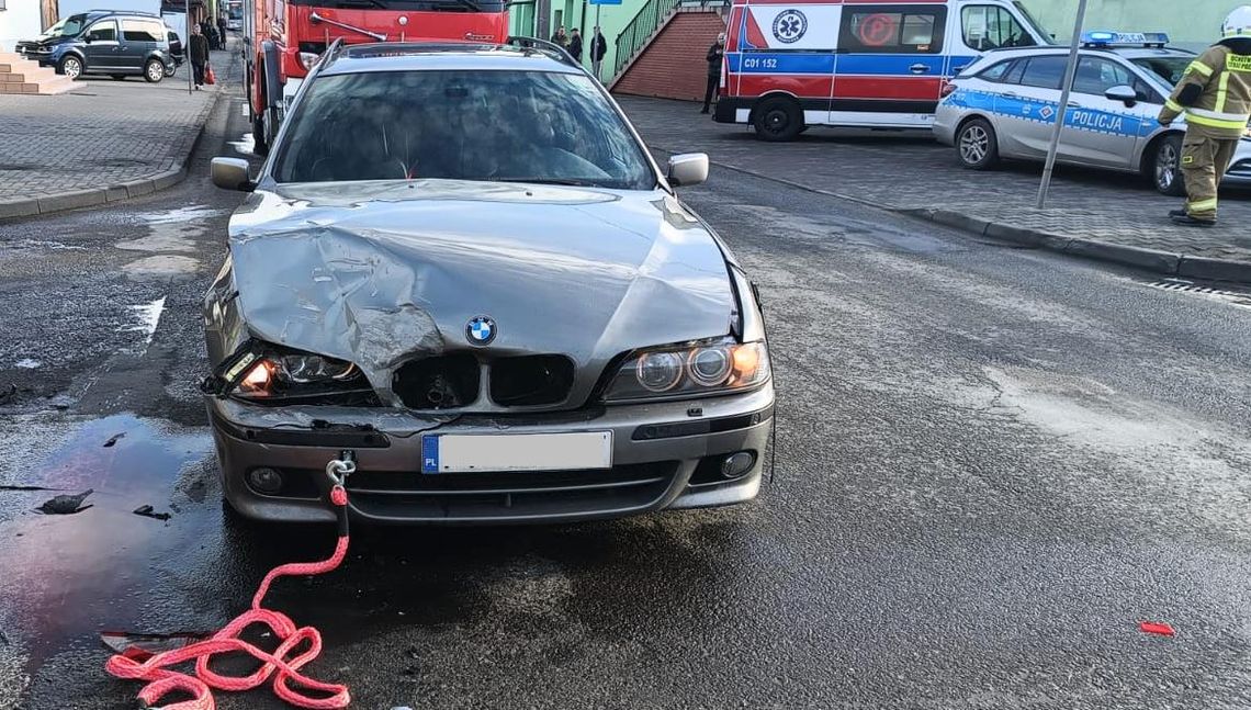 Zderzenie trzech aut na skrzyżowaniu. Sprawcą kierujący Nissanem