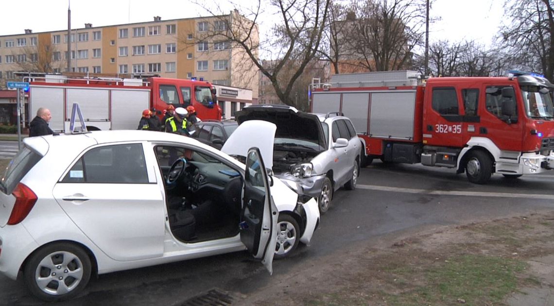 Zderzenie trzech aut na skrzyżowaniu ulic Barskiej i Żytniej. Kursantka nauki jazdy w szpitalu