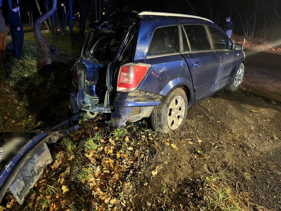 Zderzenie trzech pojazdów na al. Jana Pawła II. Dwie osoby trafiły do szpitala