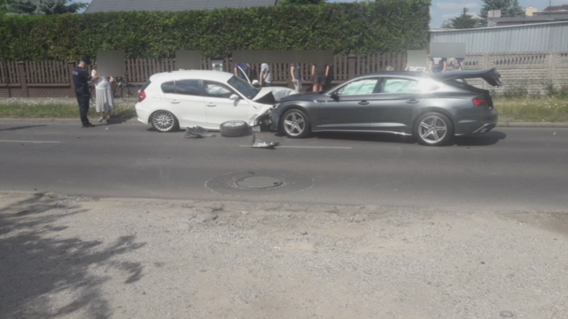 Zderzenie trzech pojazdów na ulicy Ostrowskiej. Jedna osoba trafiła do szpitala