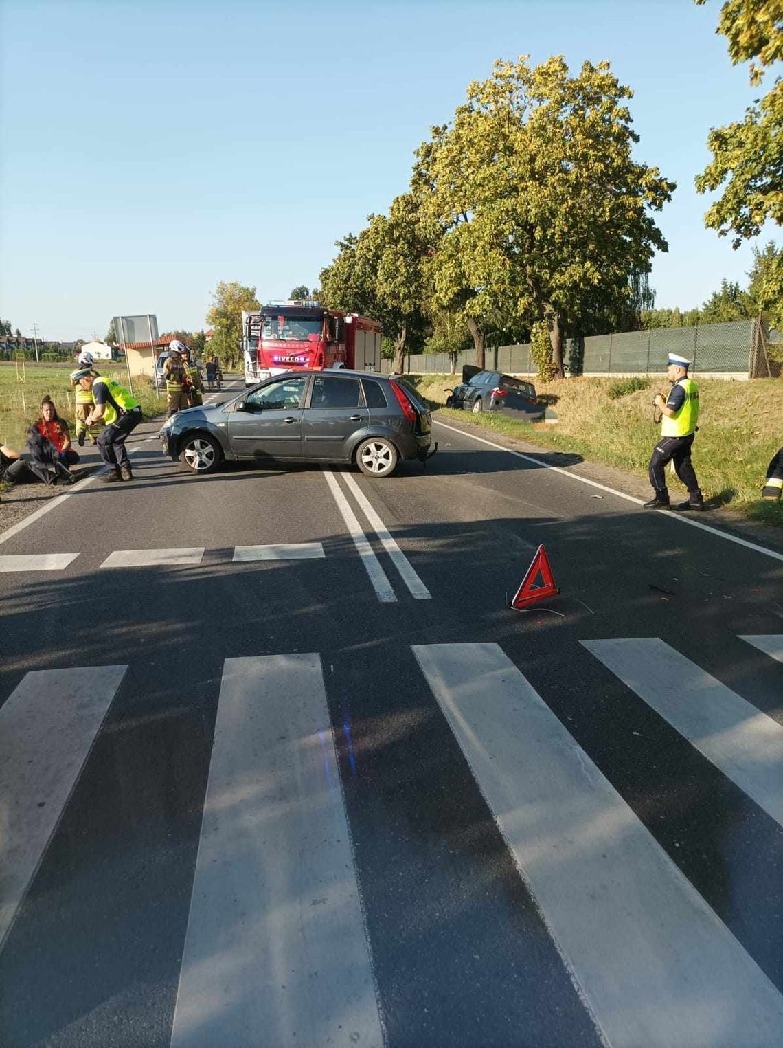 Zderzenie trzech pojazdów w Bogucinie. Dwie osoby trafiły do szpitala