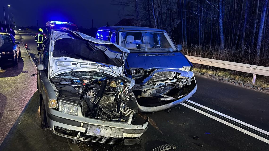 Zderzenie Volkswagena i busa. Kobieta trafiła do szpitala