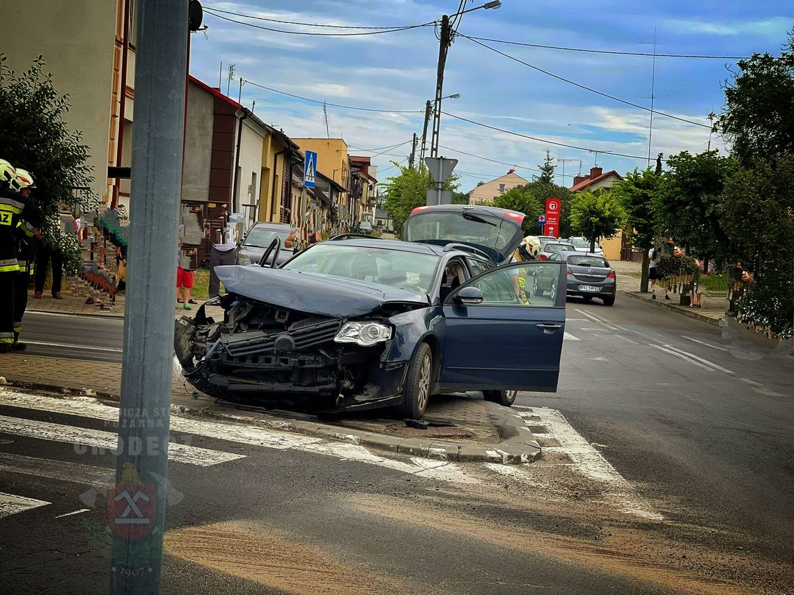 Zderzenie Volkswagena i Skody na ulicy Warneńczyka w Chodczu