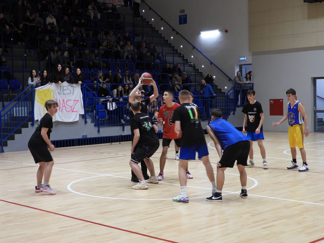 Grupa High School Basketball zorganizowała turniej w hali OSiR. 450 widzów na trybunach