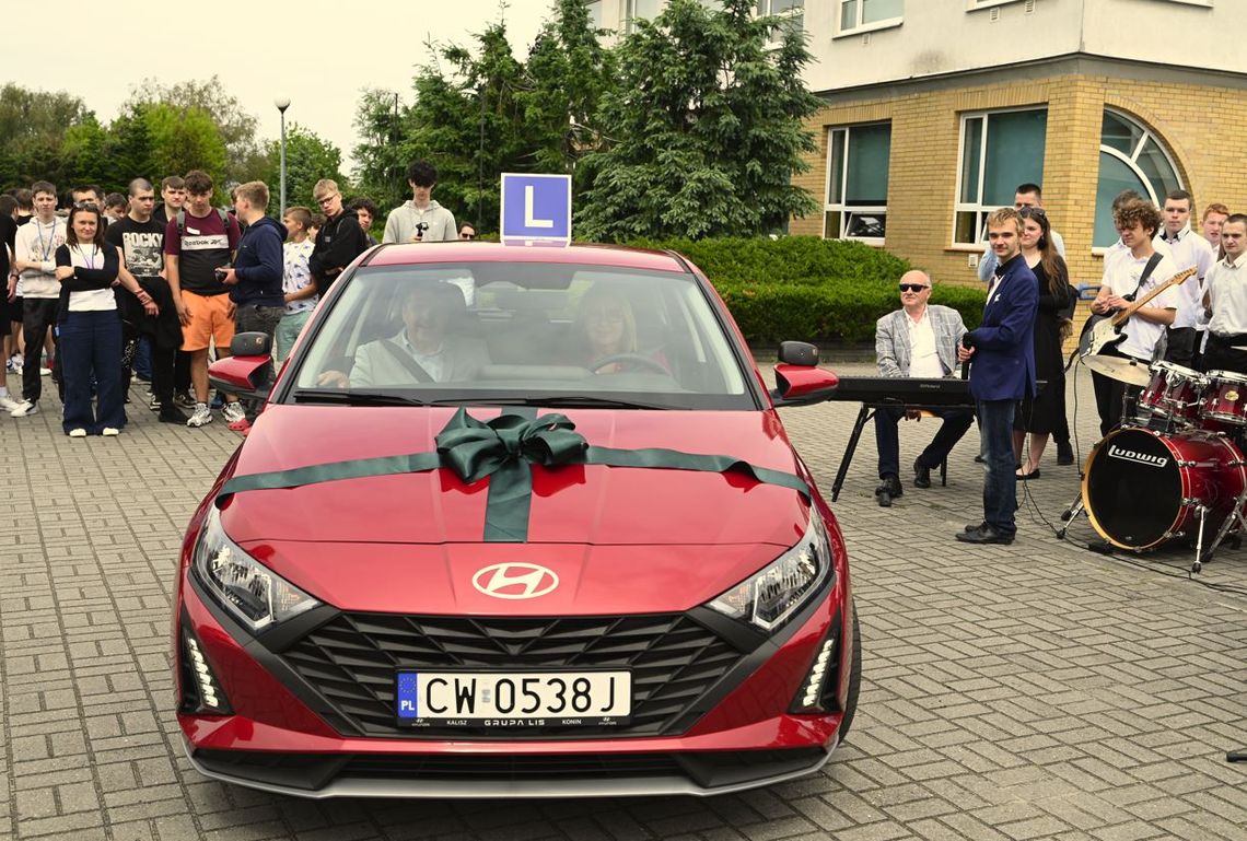 Zespół Szkół Samochodowych otrzymał dwa nowe auta osobowe i pojazd ciężarowy