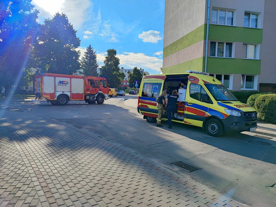 Zgłoszenie o próbie samobójczej na os. Zazamcze. Na miejscu policja, straż i ZRM