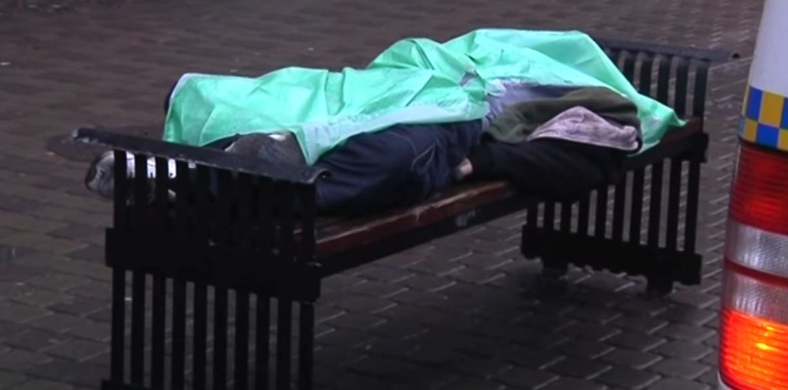 Zgon 72-letniego mężczyzny na Placu Wolności. Przyczynę zgonu wyjaśni sekcja zwłok