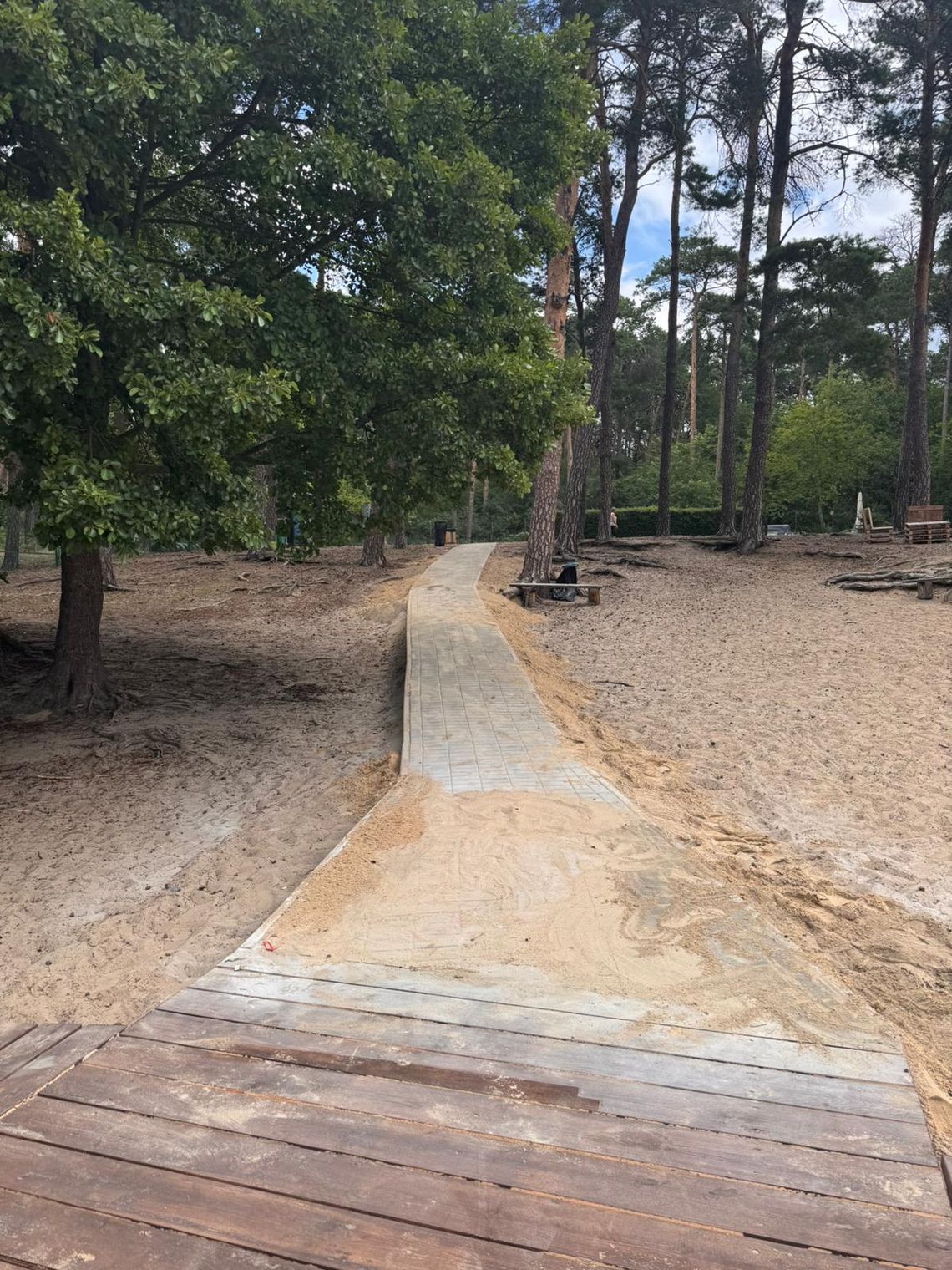 Zjazd nad Jeziorem Czarnym gotowy! Został połączony z pomostem. To ułatwienie dla osób z niepełnosprawnościami