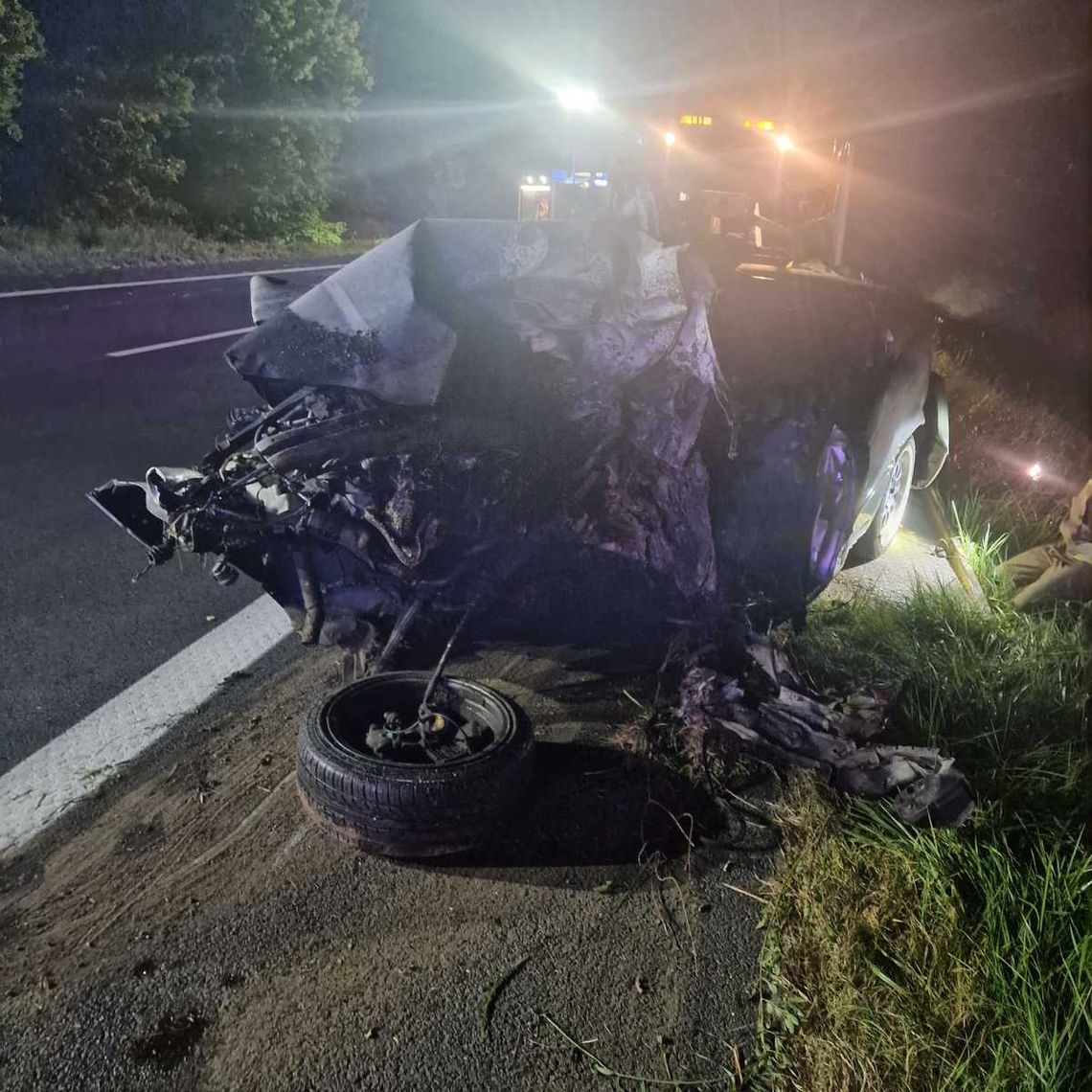 Zjechał na pobocze i uderzył w drzewo. Pojazd stanął w płomieniach. Wypadek śmiertelny w gm. Lipno