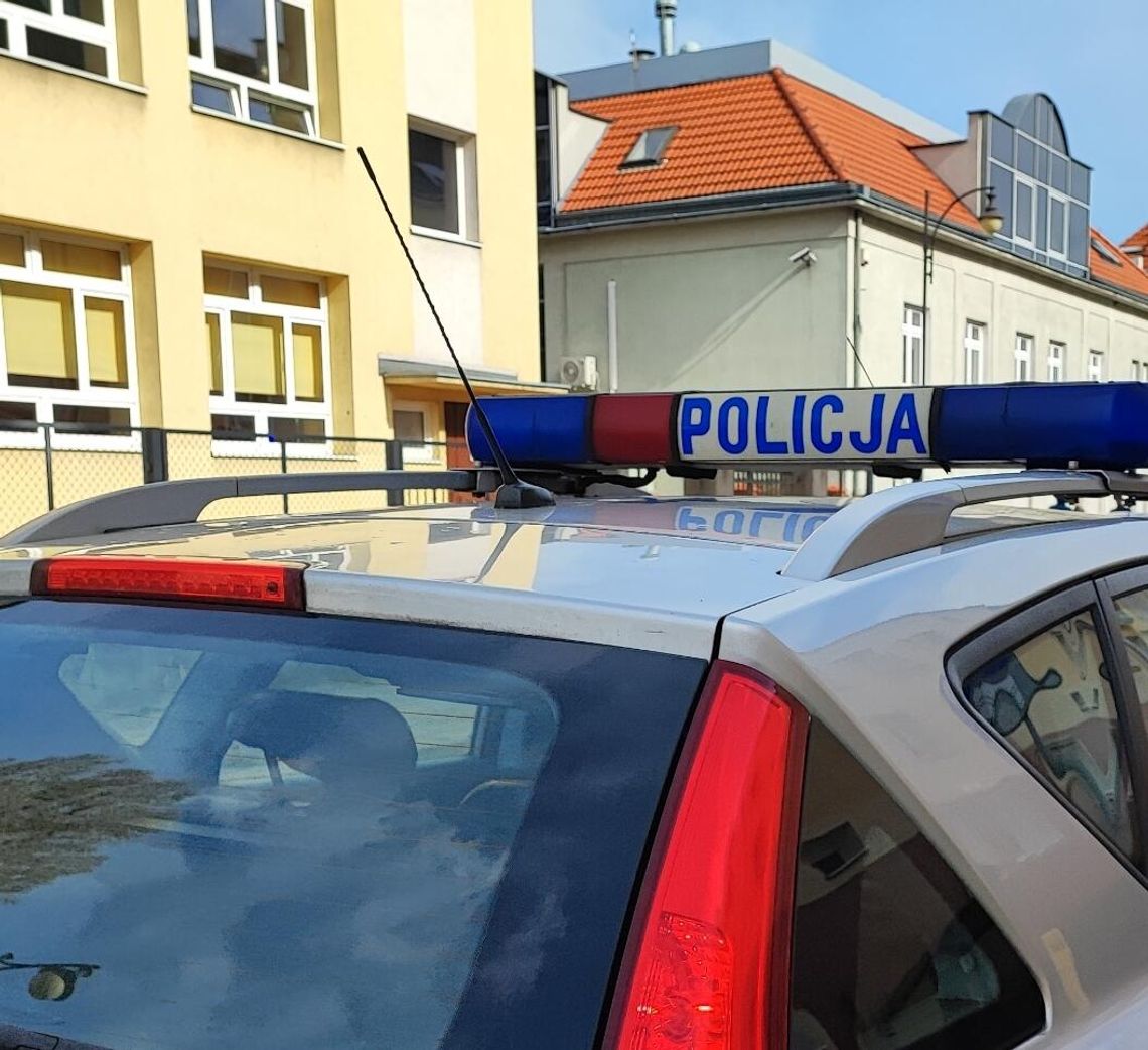 Złodziej zbił szybę w BMW i ukradł plecak. Policjanci apelują o ostrożność