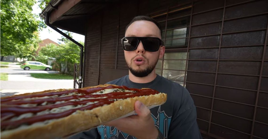 Znany youtuber odwiedził Włocławek. Ocenił pierogarnie i jadł zapiekanki...