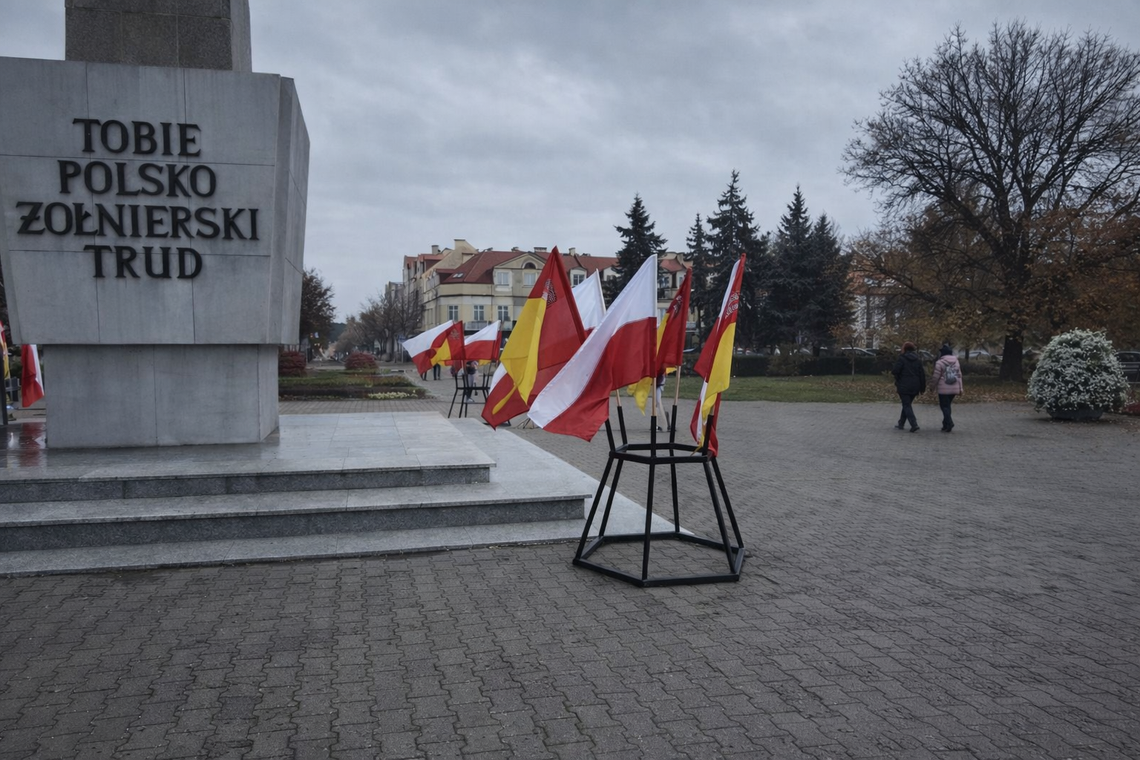 Znieważenie symboli narodowych w centrum Włocławka. Są zarzuty dla dwóch osób