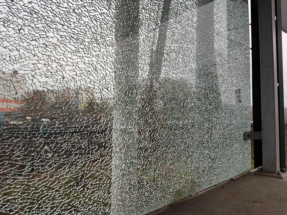 Zniszczona szyba w tunelu została usunięta. Trwa wycena nowej Zniszczona szyba w tunelu została usunięta. Trwa wycena nowej