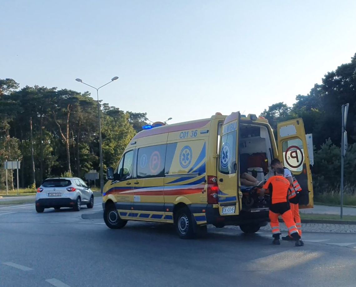 Znów wypadek na rondzie Falbanka. Jedna z osób została odwieziona do szpitala 