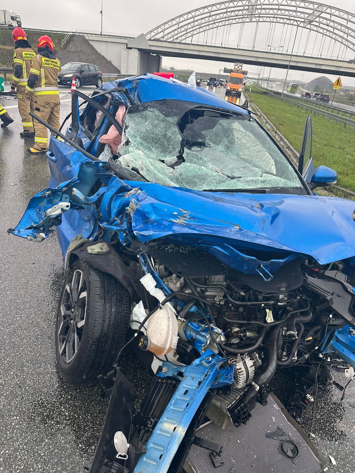 Znów zderzenie na A1, tym razem w rejonie Pikutkowa. Ford uderzył w bariery, jedna osoba poszkodowana