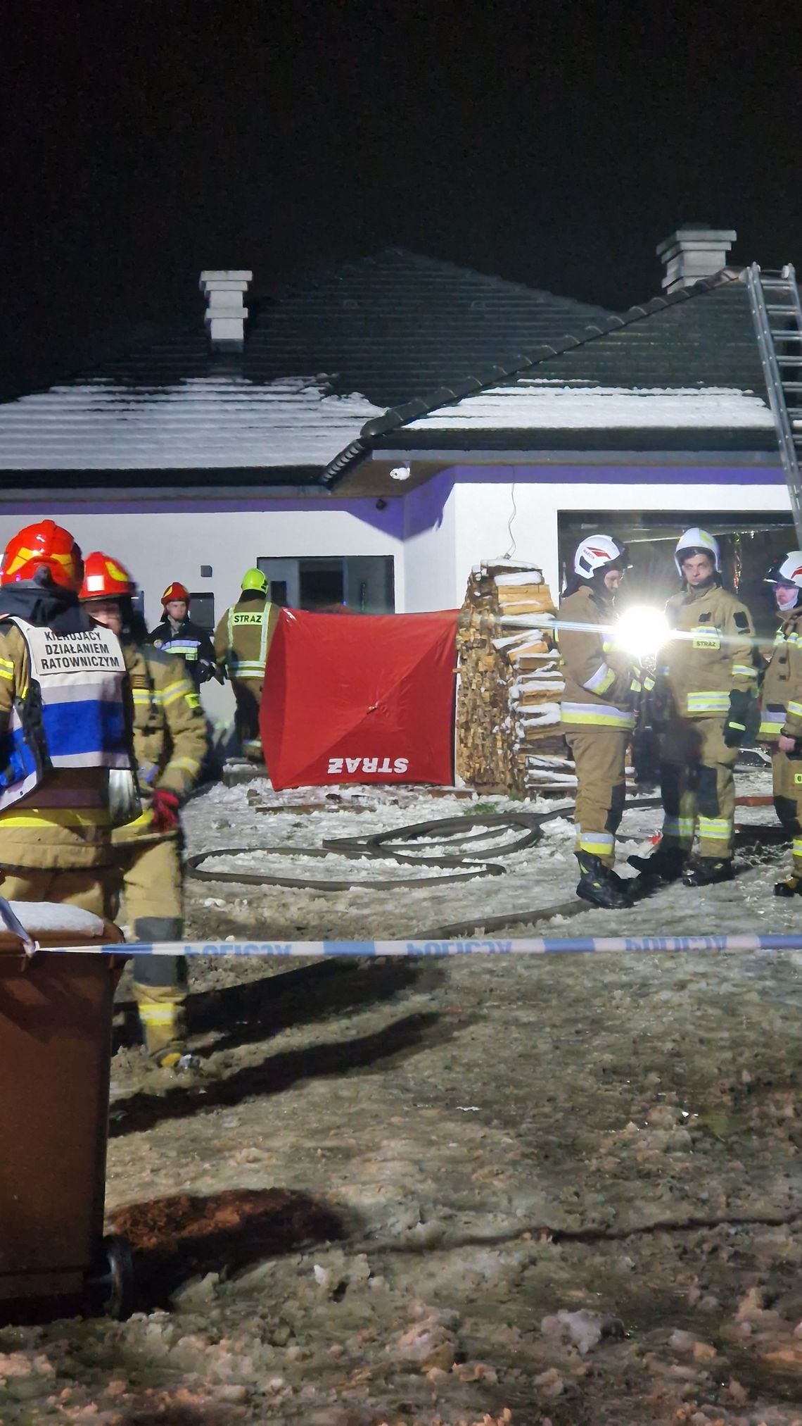 Zwęglone zwłoki kobiety w Brześciu Kujawskim. Trwa akcja gaśnicza 