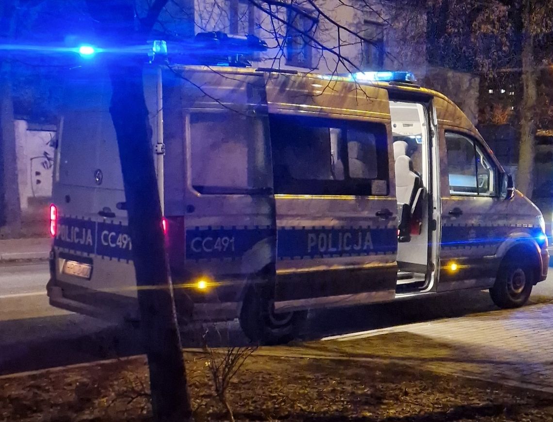 Zwłoki 44-letniej kobiety na os. Południe, konieczne było wyważenie drzwi Zwłoki 44-letniej kobiety na os. Południe, konieczne było wyważenie drzwi