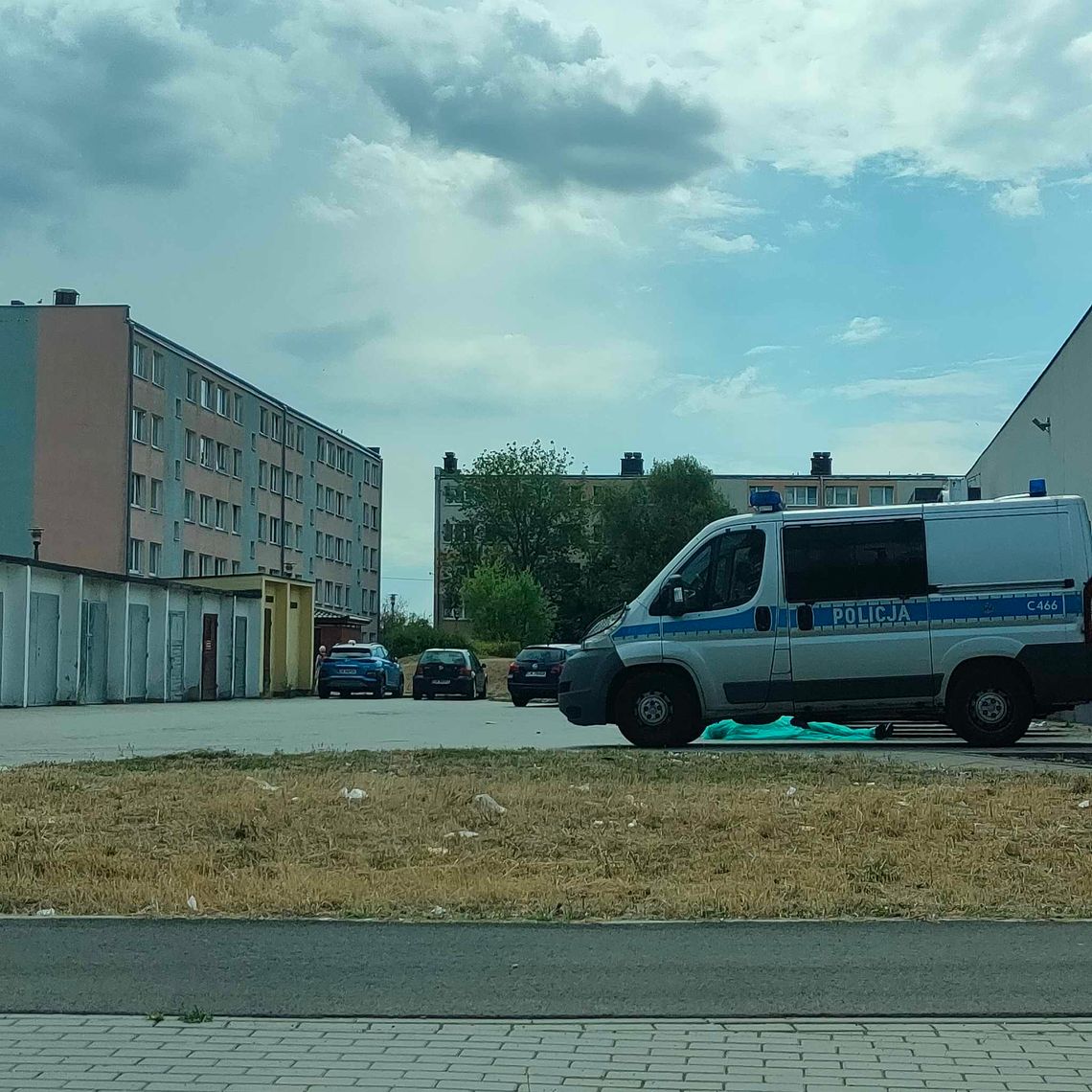 Konieczna będzie sekcja zwłok mężczyzny, którego ciało znaleziono przy Biedronce
