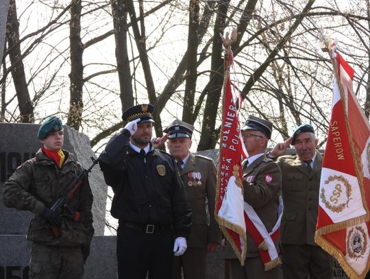 Żołnierze Wojska Polskiego oddali hołd pomordowanym przez NKWD i Ofiarom Zbrodni Katyńskiej