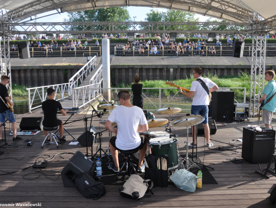 Koncert zespołu Heaven Rock na pływającej scenie