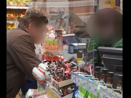Sklep Żabka. Szyba minimalizująca kontakt z klientem