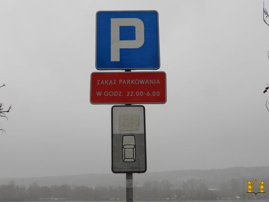 Zdemontowana tabliczka o zakazie parkowania 