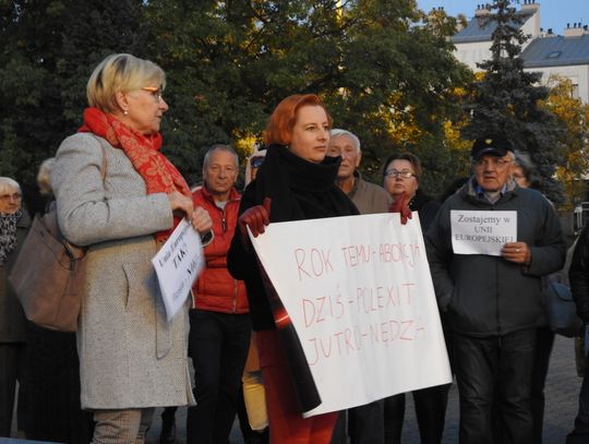 Protest "ZostajeMY w Unii" po czwartkowym orzeczeniu TK o wyższości prawa polskiego nad unijnym