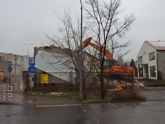 Rozbiórka budynku przy ul. Okrzei w sąsiedztwie Netto. Powstanie tu lokal usługowo- gastronomiczny