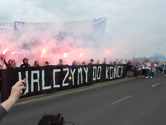 Kibice Anwilu głośno żegnali zawodników przed wyjazdem na mecz do Warszawy