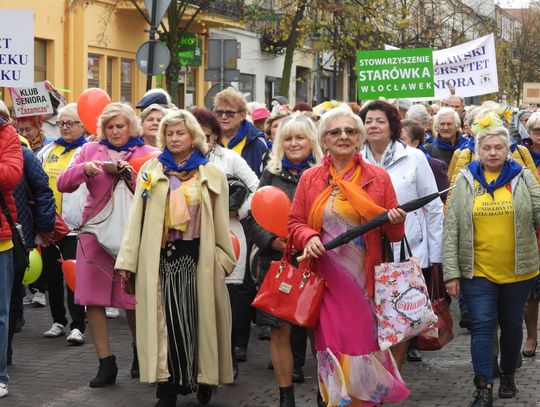 Seniorzy przeszli ulicami Włocławka. Rozpoczęło się ich święto