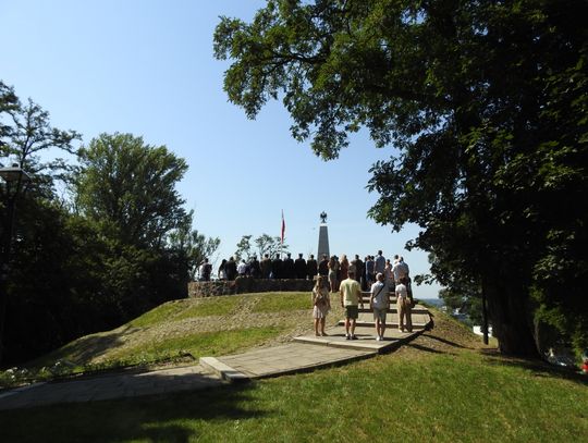 Złożenie kwiatów przy pomniku Poległych Obrońców Wisły 1920