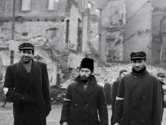 Włocławscy Żydzi na tle spalonej Synagogi. (Archiwum IPN) Włocławscy Żydzi na tle spalonej Synagogi. (Archiwum IPN)