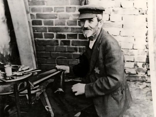 Warsztat szewski we włocławskim getcie. (Archiwum IPN) Warsztat szewski we włocławskim getcie. (Archiwum IPN)